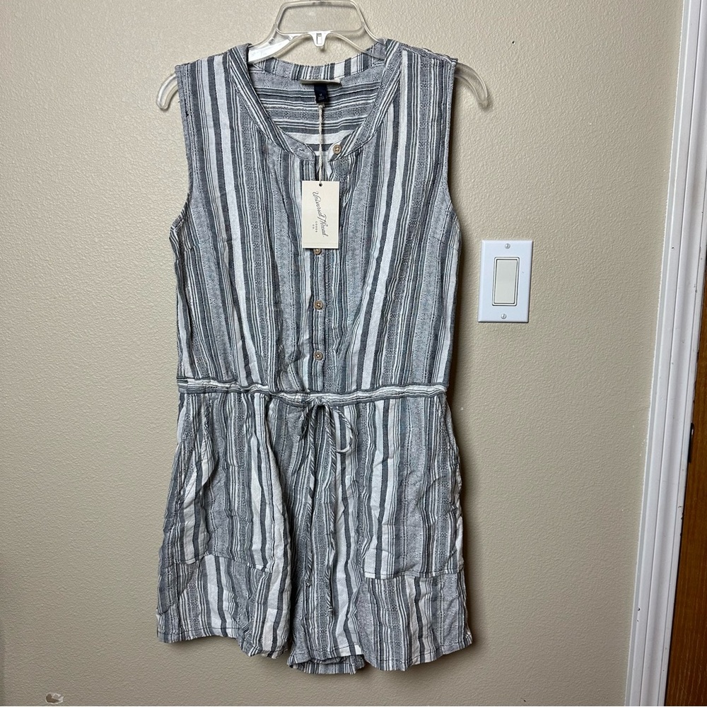 Universal Thread Shortsleeve Romper | Size M | White Gray
